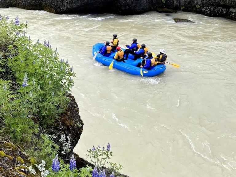 The Family River Fun Rafting sets sails from the strikingly beautiful Brúarhlöður canyon. The Hvítá river is a glacier river, flowing from Langjökull glacier and it is the river that feeds into the amazing Gullfoss waterfall. The river from Brúarhlöður has smooth fun waves for rafting while being situated in a wonderful place. On this rafting journey we sail down 4 kilometres, rafting down friendly rapids and playing games while admiring a view from a whole different perspective.